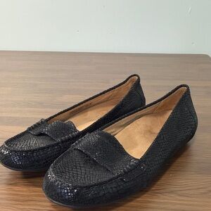 Vionic Larrun loafer in black‎ snakeskin print leather sz 7